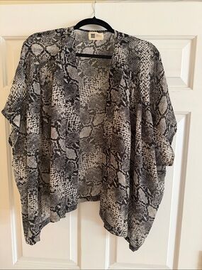 Open-Front Snake Print Kimono Cardigan in Black & White
